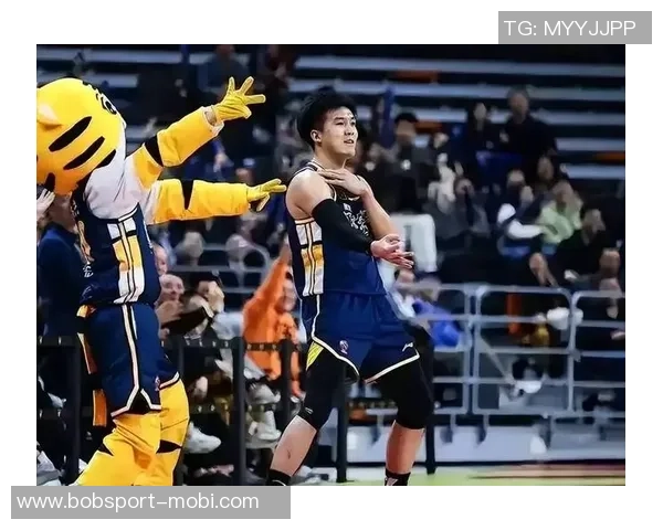 黄荣奇正式加盟同曦上赛季表现稳定场均贡献6分21助攻 黄荣奇正式加盟同曦上赛季表现稳定场均贡献6分21助攻